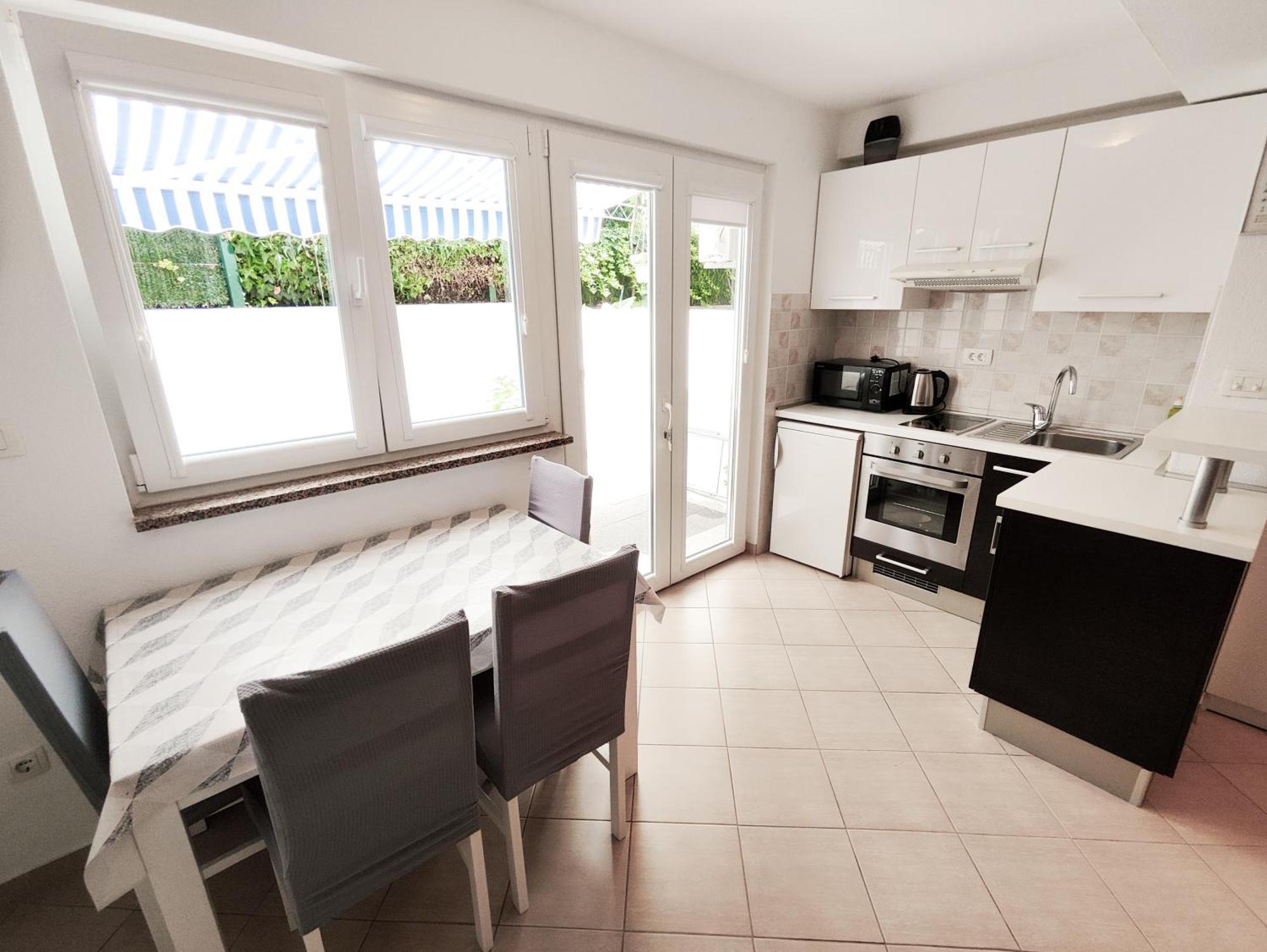 Apartments And Rooms Vuleta, Close To The Beach Makarska Bilik gambar