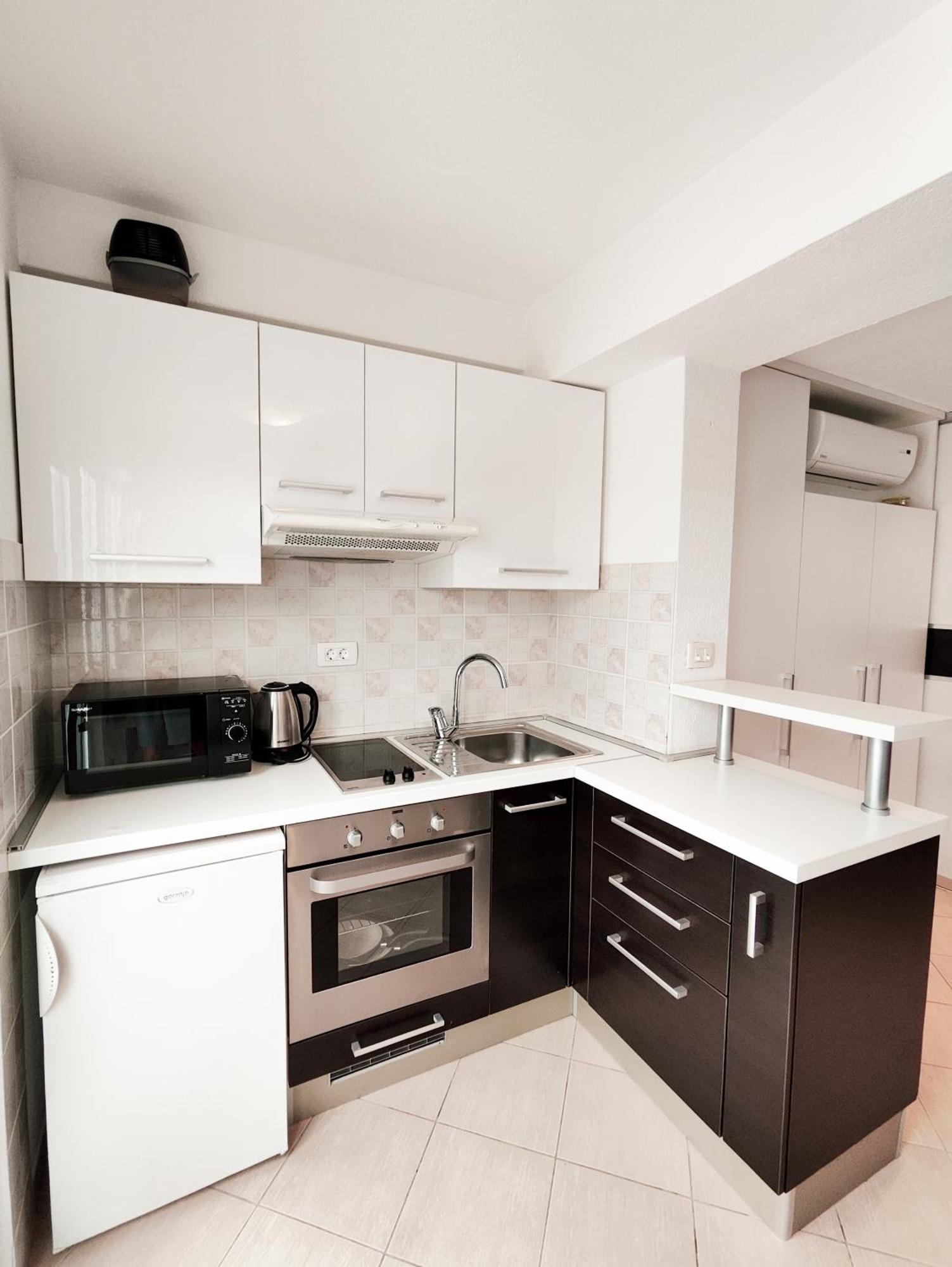 Apartments And Rooms Vuleta, Close To The Beach Makarska Bilik gambar