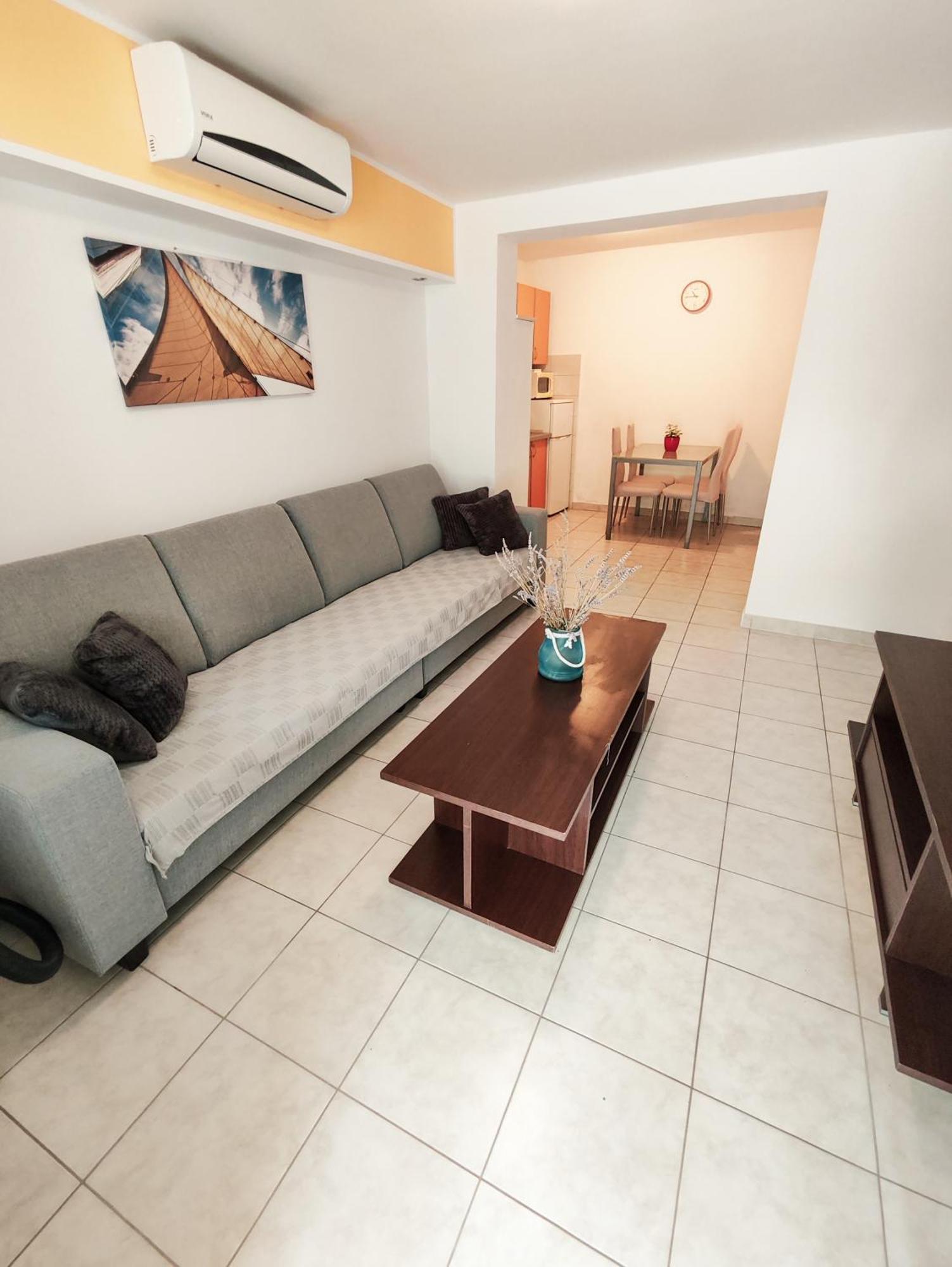 Apartments And Rooms Vuleta, Close To The Beach Makarska Bilik gambar