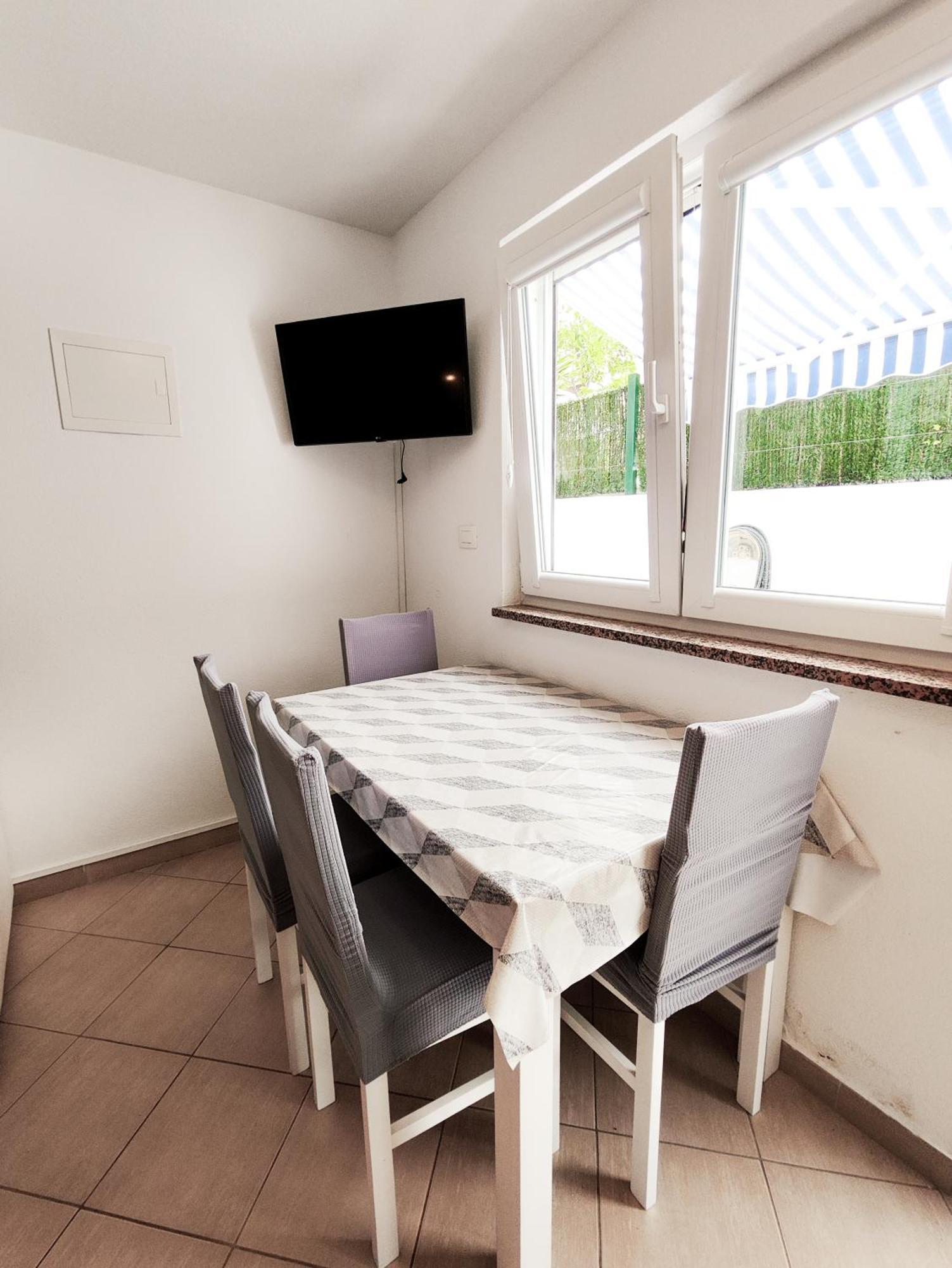 Apartments And Rooms Vuleta, Close To The Beach Makarska Bilik gambar
