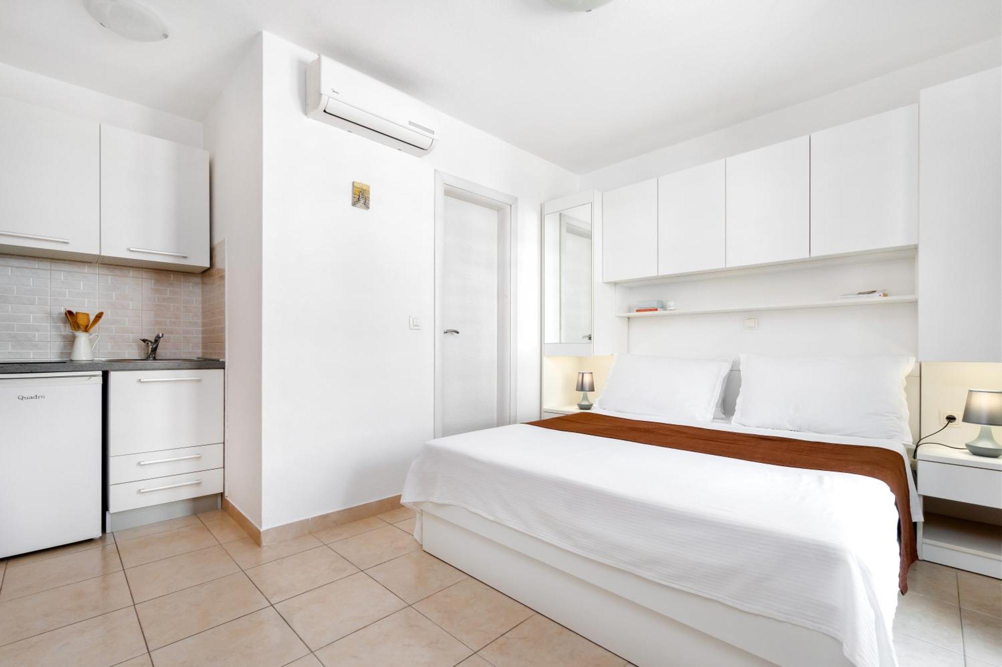 Apartments And Rooms Vuleta, Close To The Beach Makarska Bilik gambar