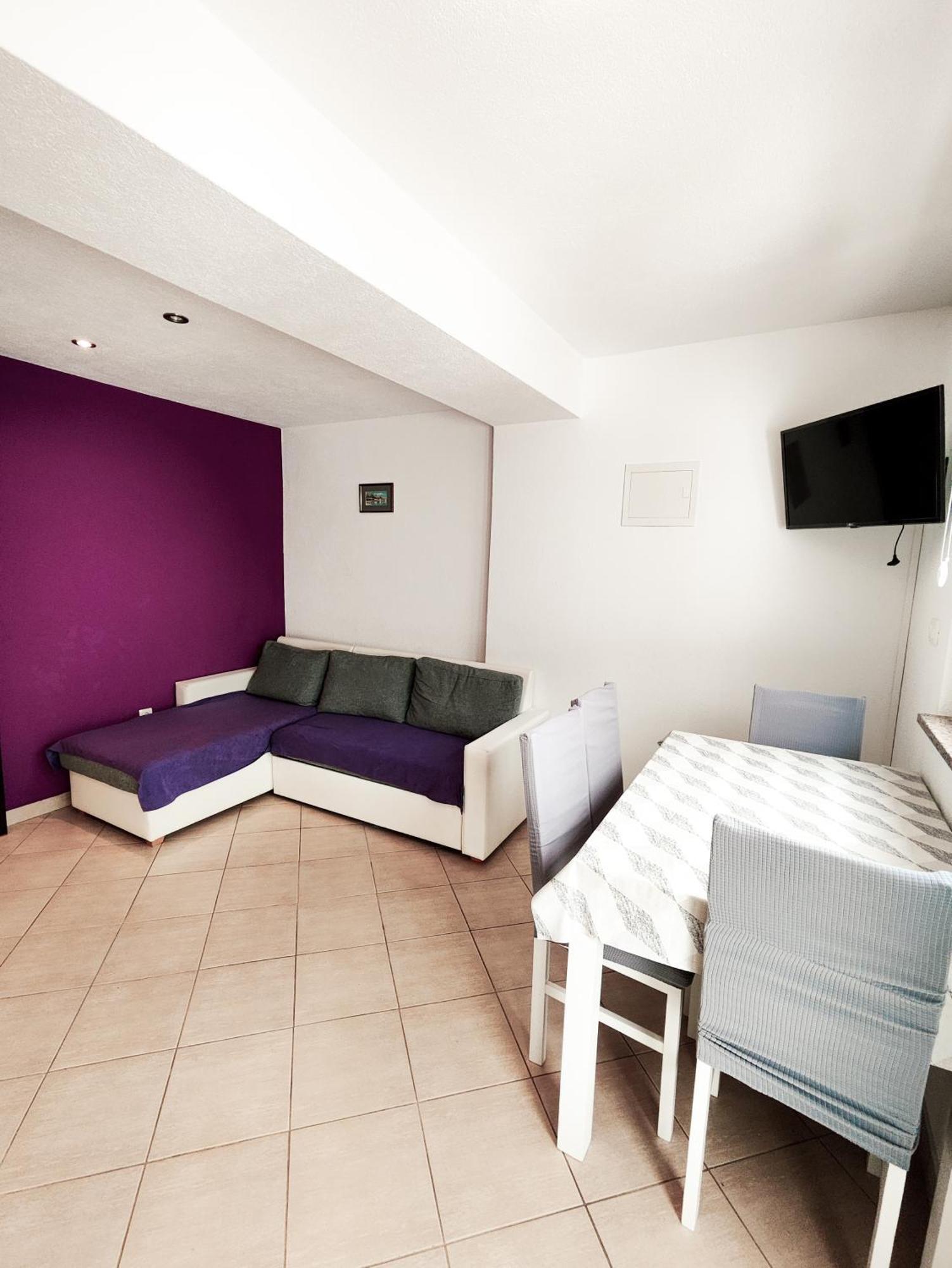 Apartments And Rooms Vuleta, Close To The Beach Makarska Bilik gambar