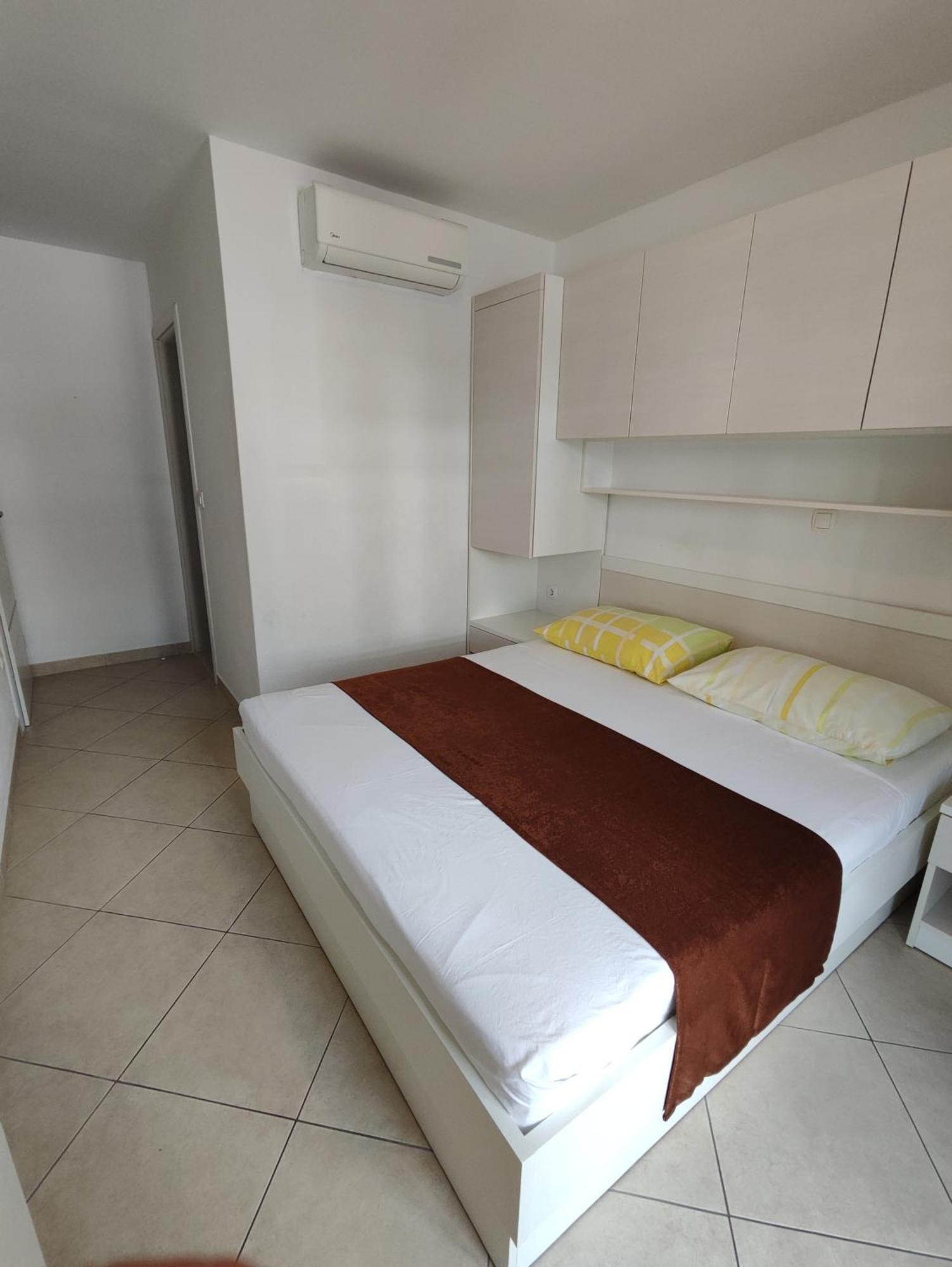 Apartments And Rooms Vuleta, Close To The Beach Makarska Bilik gambar