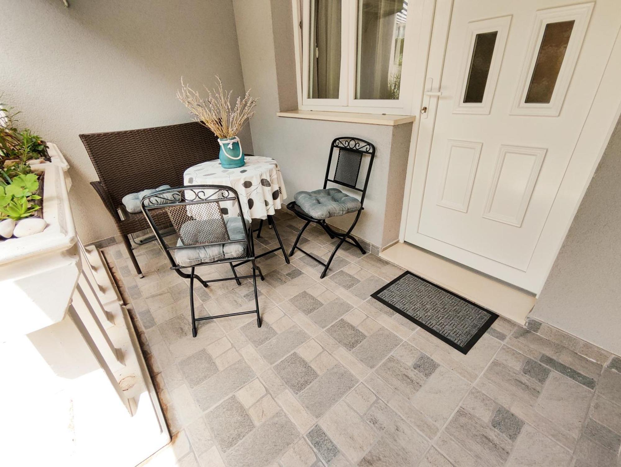 Apartments And Rooms Vuleta, Close To The Beach Makarska Bilik gambar